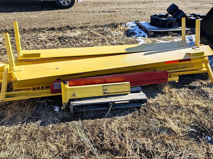 Used 2013 New Holland H9880 Balewagon w/ Mil-Stak + Small Chute - 3400 hrs