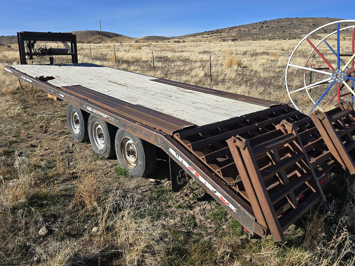 Used Donahue Swather Trailer - Hyd Adjust to 12' Wide