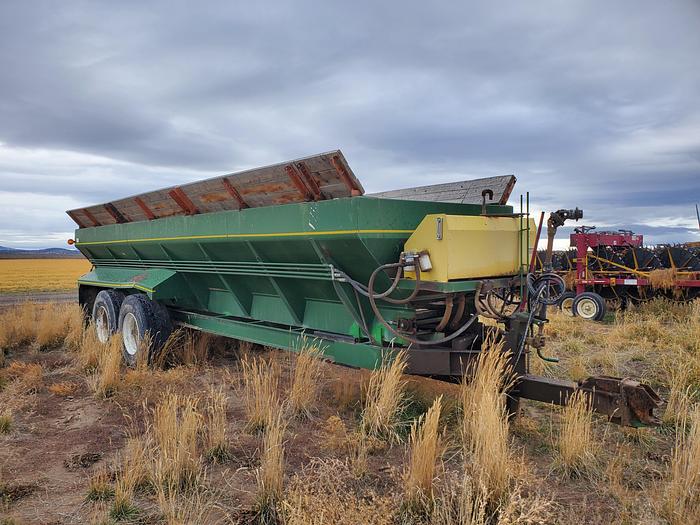 Used 2006 Chandler 26CLPT Compost Spreader