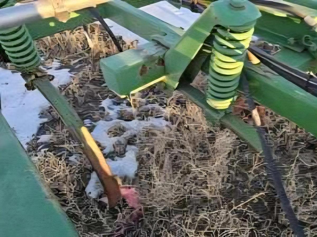 Used 22' John Deere 1600 Chisel Plow