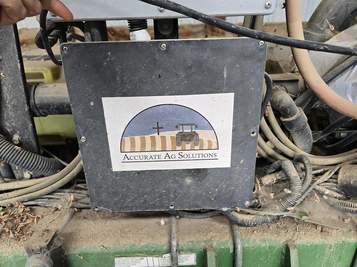 Used John Deere MaxEmerge XP 1700 Precision Planter - 8R30