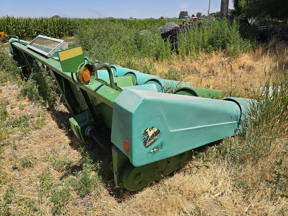 Used John Deere 843 Corn Header - 8R30