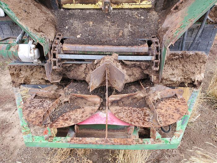 Used 2006 Chandler 26CLPT Compost Spreader