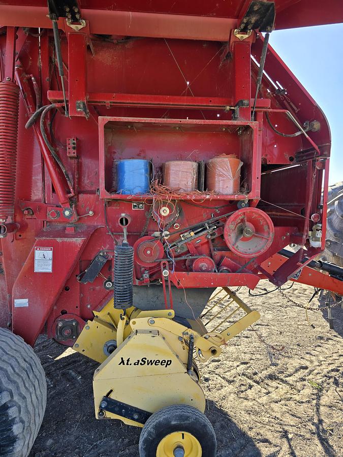 Used ** Going to Auction ** 2003 New Holland BR780 Round Baler