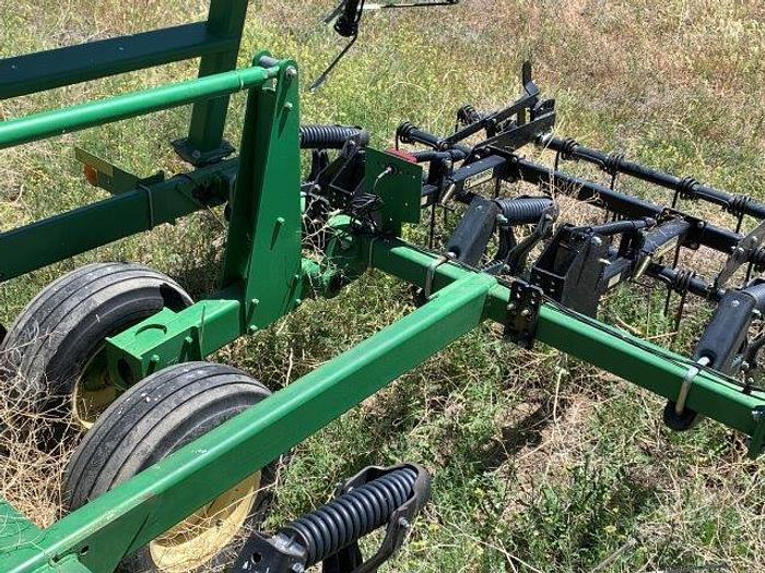 Used 2003 John Deere 2400 3-Section Chisel Plow 31'