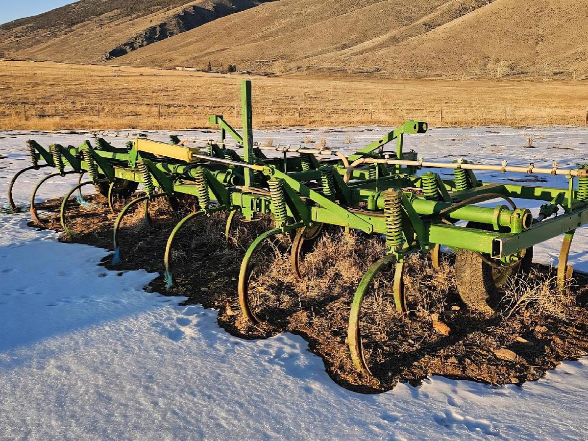 Used 22' John Deere 1600 Chisel Plow