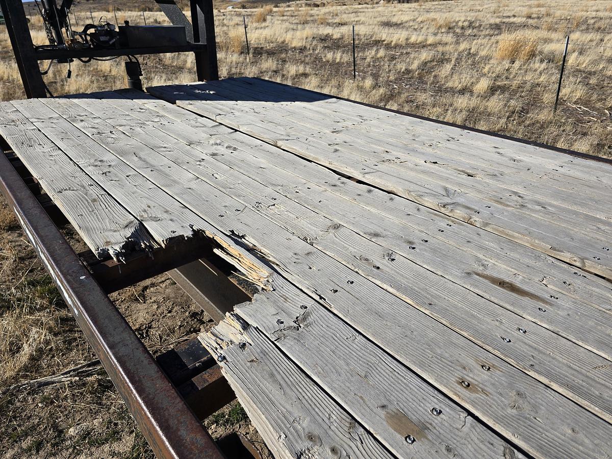 Used Donahue Swather Trailer - Hyd Adjust to 12' Wide