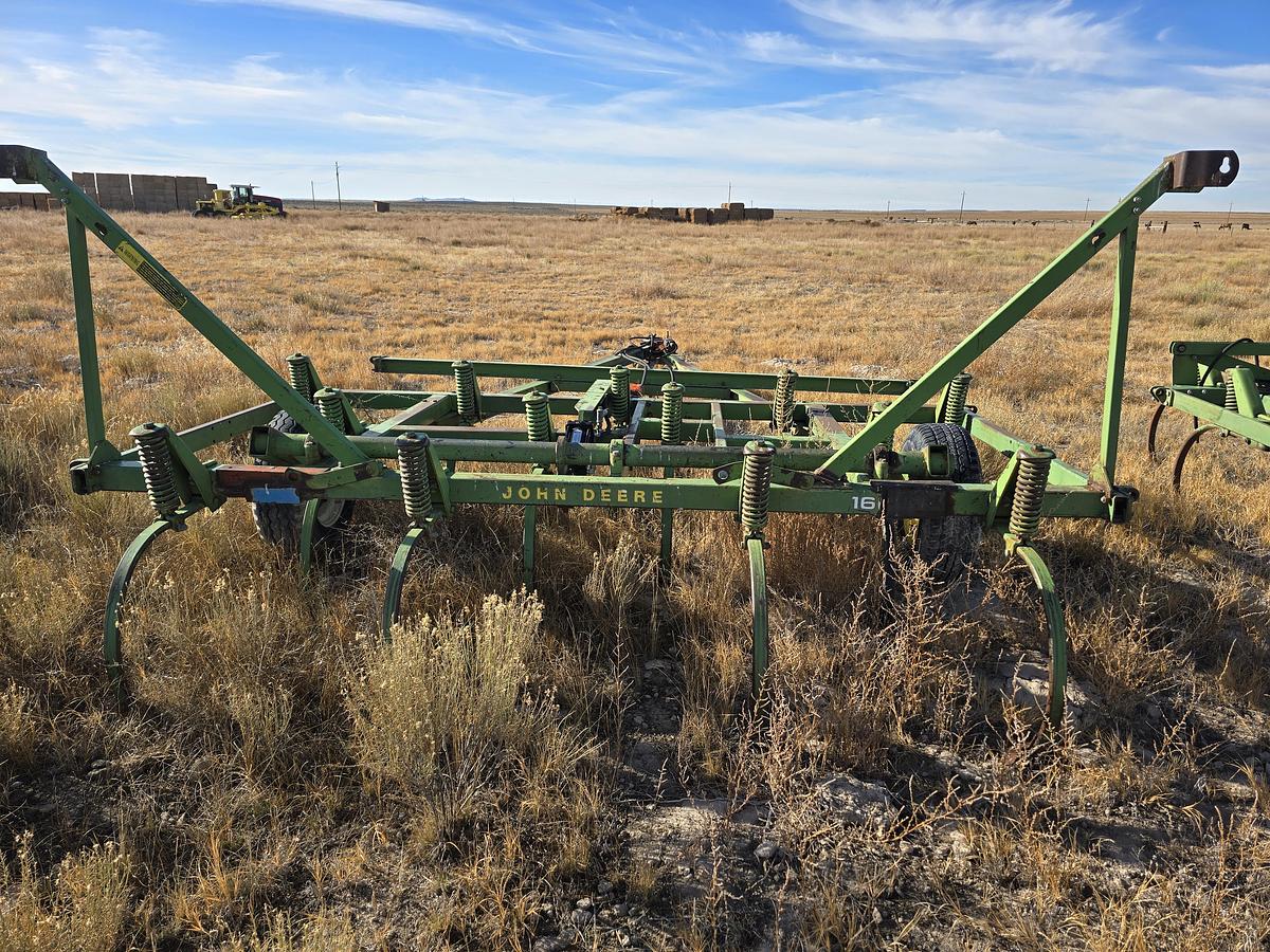 Used 36' John Deere 1600 Chisel Plow