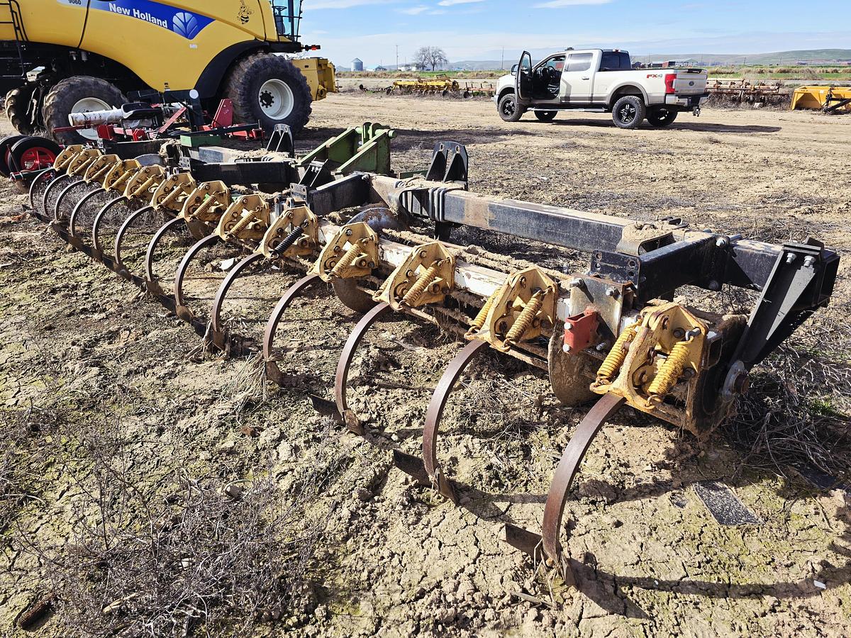 Used 12R22 Heavy Duty Bedder Toolbar