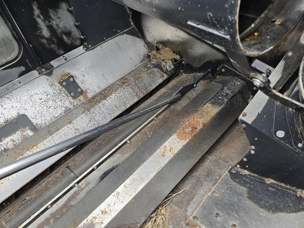 Used 2009 New Holland CR9060 Combine - w/ Seed Screens