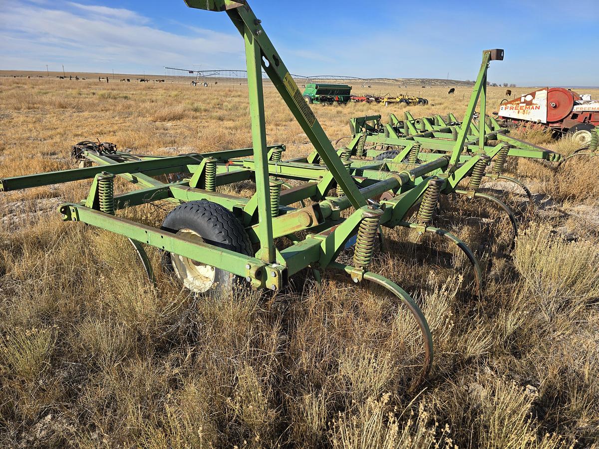 Used 36' John Deere 1600 Chisel Plow