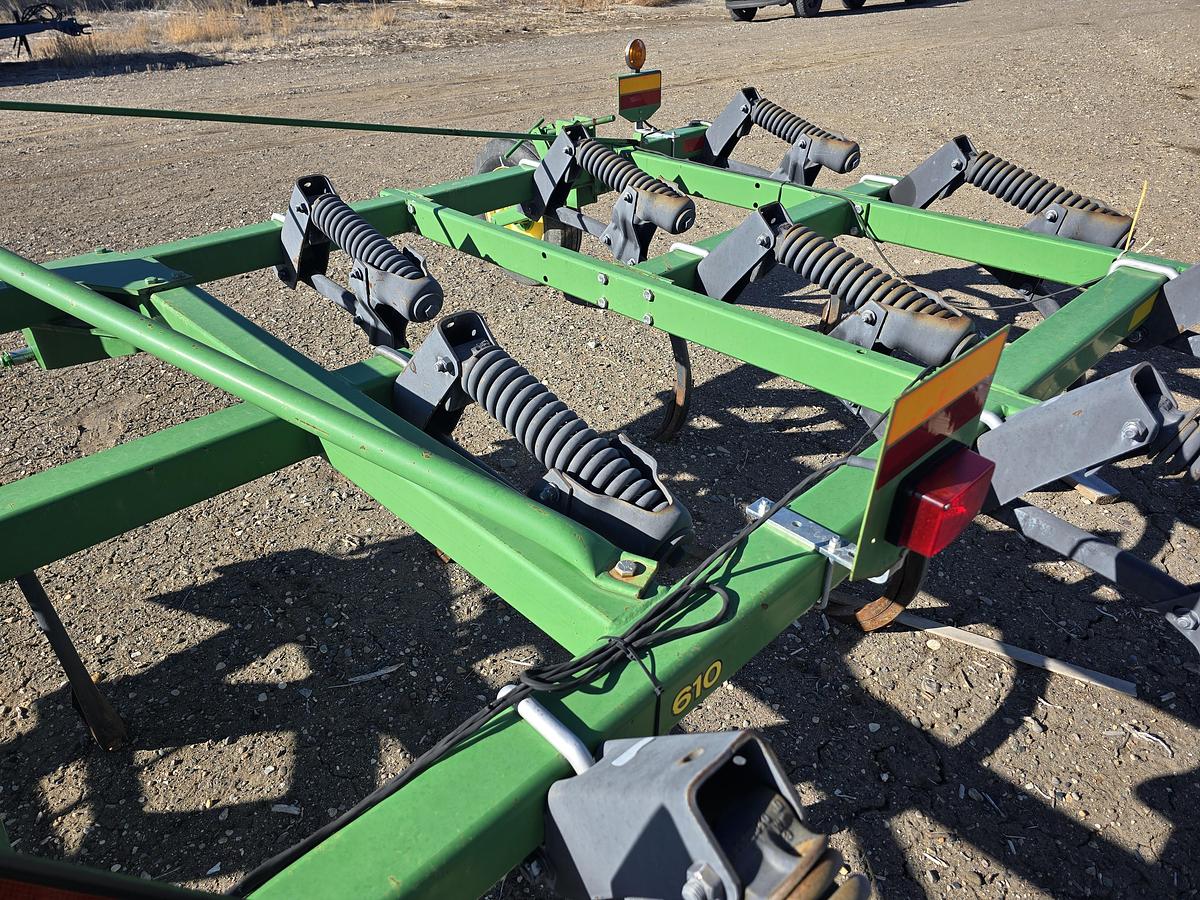 Used 20' John Deere 610 Chisel Plow