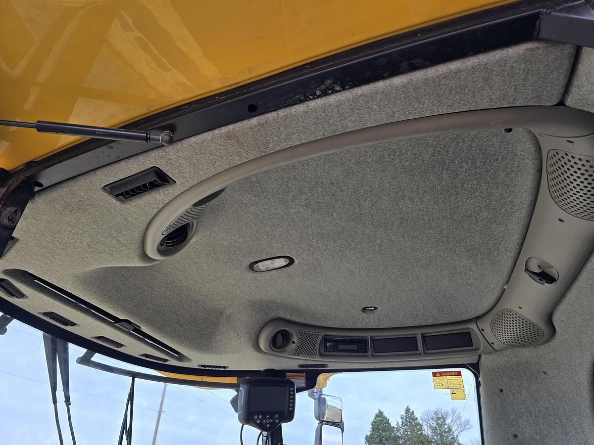 Used 2009 New Holland CR9060 Combine - w/ Seed Screens