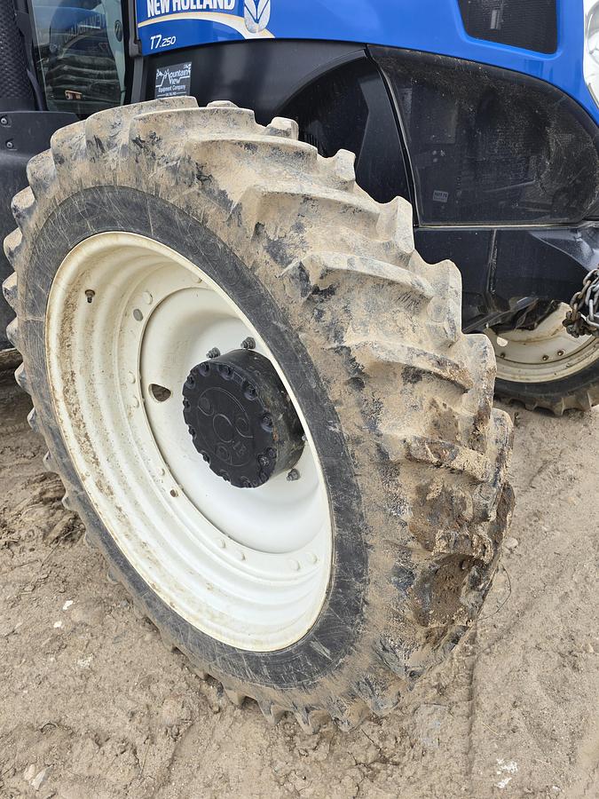 Used New Holland T7.250 Tractor w/ CVT - 3300 hrs