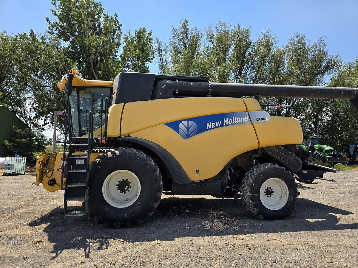 Used 2009 New Holland CR9060 Combine w/ 2200 hrs