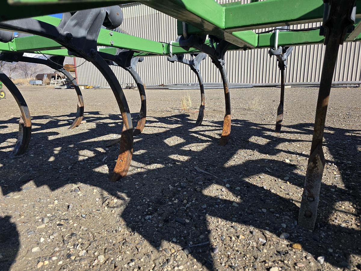 Used 20' John Deere 610 Chisel Plow