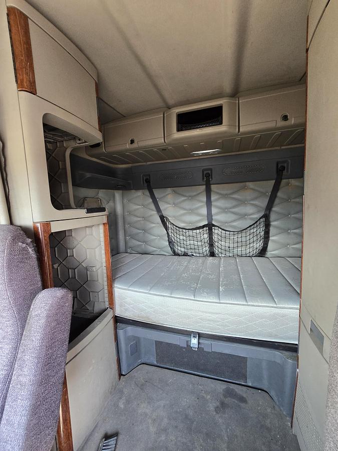 Used 2013 Freightliner Cascadia Sleeper Truck