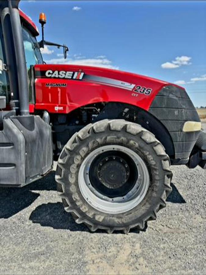 Used 2014 Case Magnum 235 CVT Tractor w/ 4800 hrs