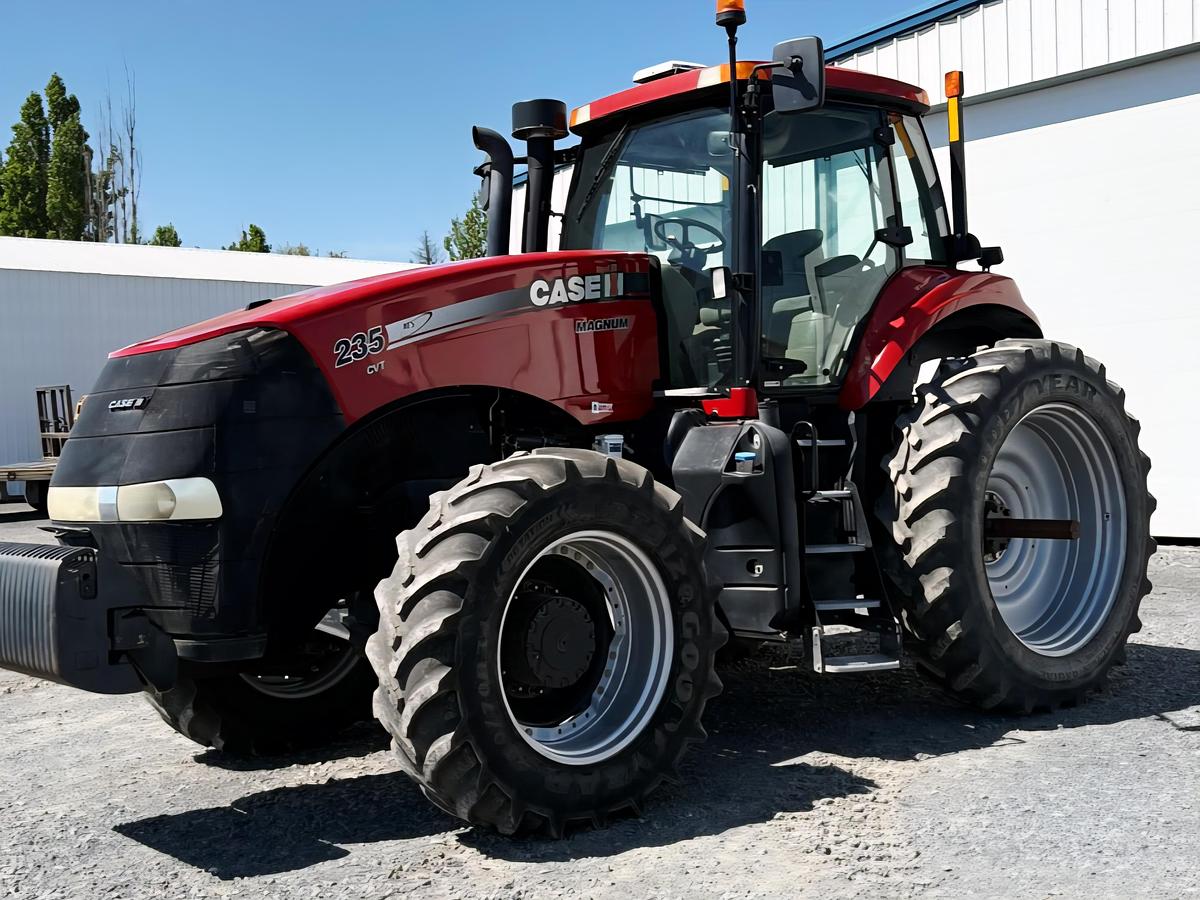 Used 2014 Case Magnum 235 CVT Tractor w/ 4800 hrs