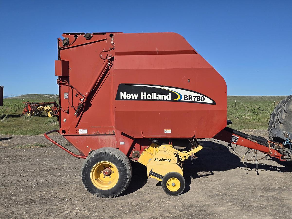 Used ** Going to Auction ** 2003 New Holland BR780 Round Baler