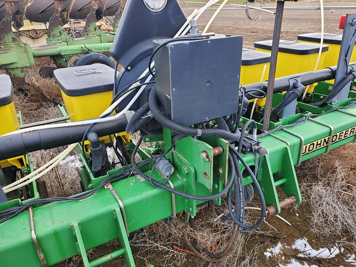 Used 8r22 John Deere 1730 Planter w/ Hyd Drive