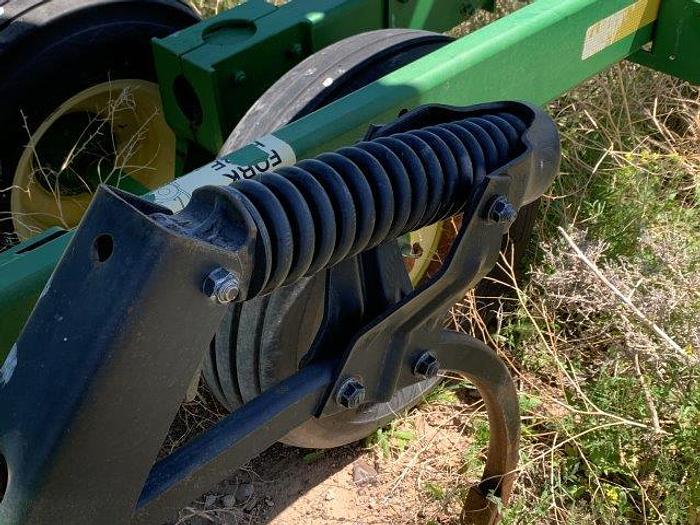 Used 2003 John Deere 2400 3-Section Chisel Plow 31'