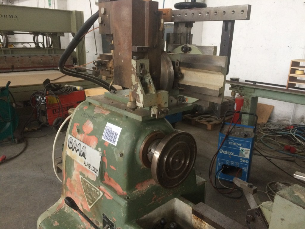 Usato Tornio per ciotole, piatti e simili, marca Oma