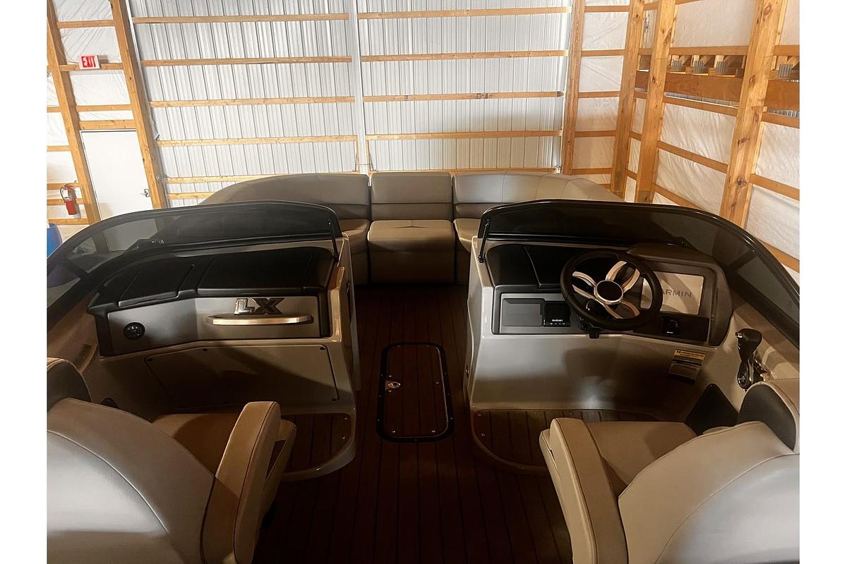 2025 Manitou LX 25' Rear Facing X-treme Windshield (RFXW) Tritoon