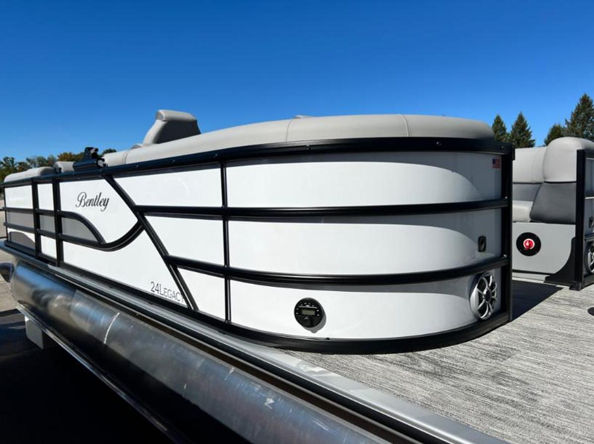 2026 Bentley Pontoons Legacy 243 Navigator Ext