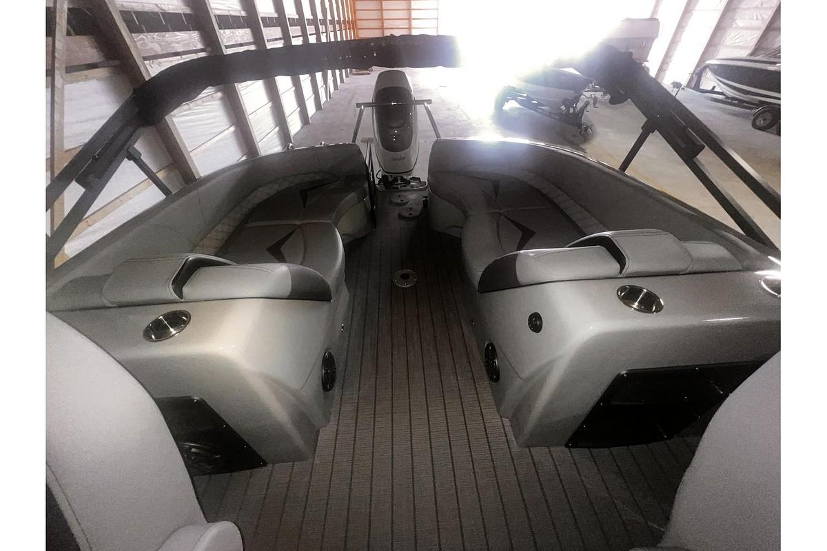 2025 Manitou LX 25' Rear Facing X-treme Windshield (RFXW) Tritoon