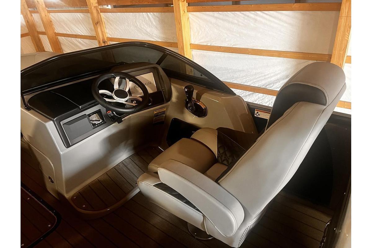 2025 Manitou LX 25' Rear Facing X-treme Windshield (RFXW) Tritoon