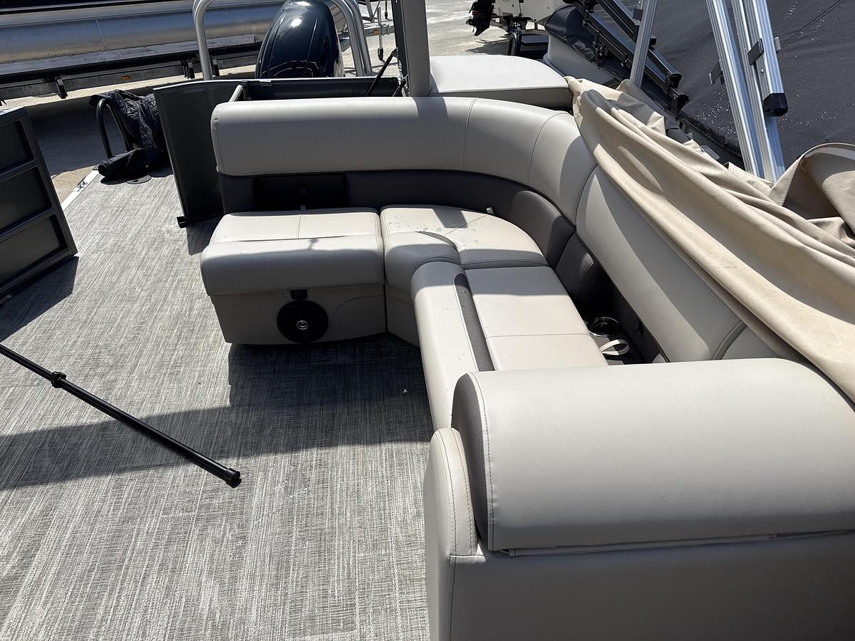 2026 Bentley Pontoons Legacy 243 Cruise