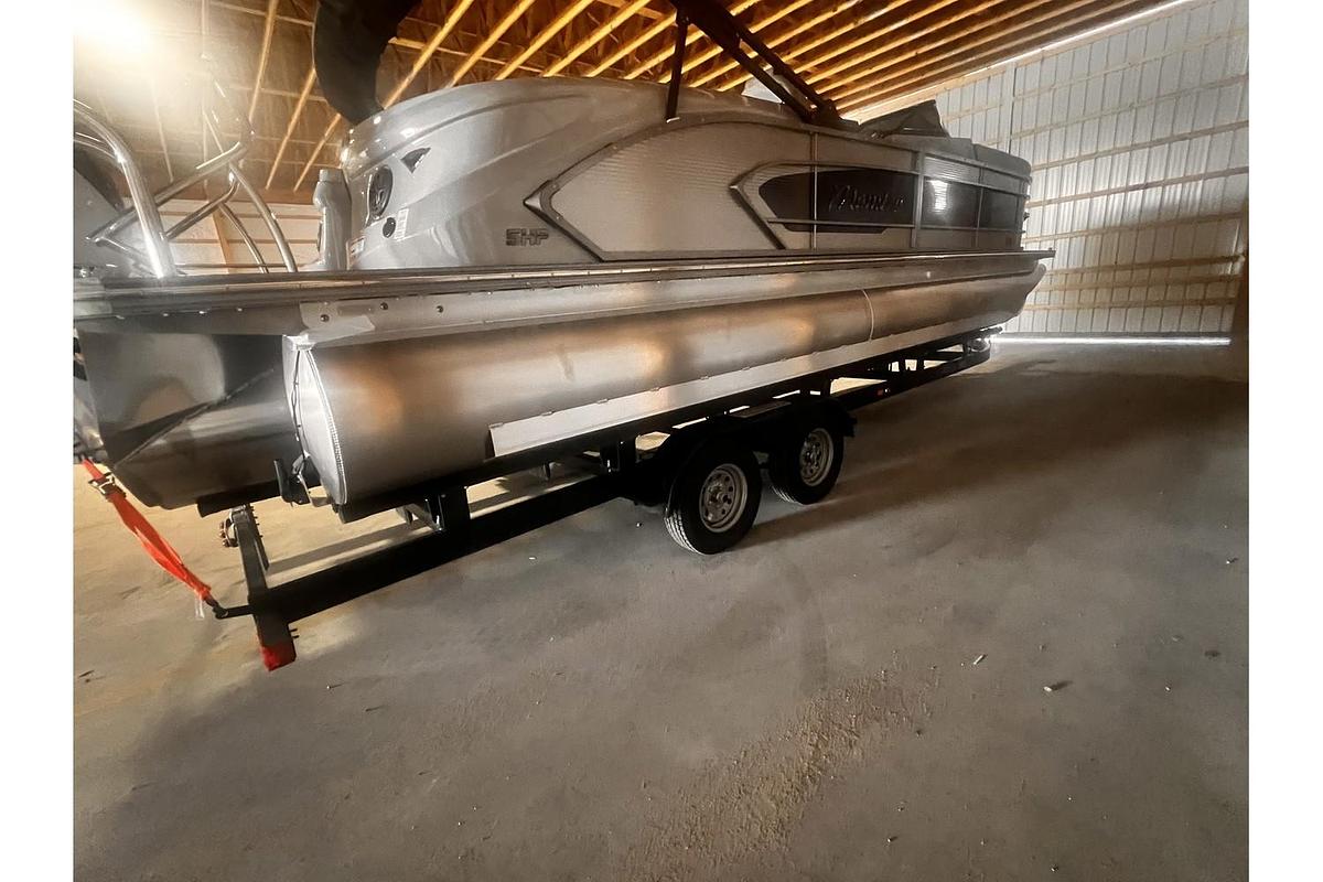 2025 Manitou LX 25' Rear Facing X-treme Windshield (RFXW) Tritoon