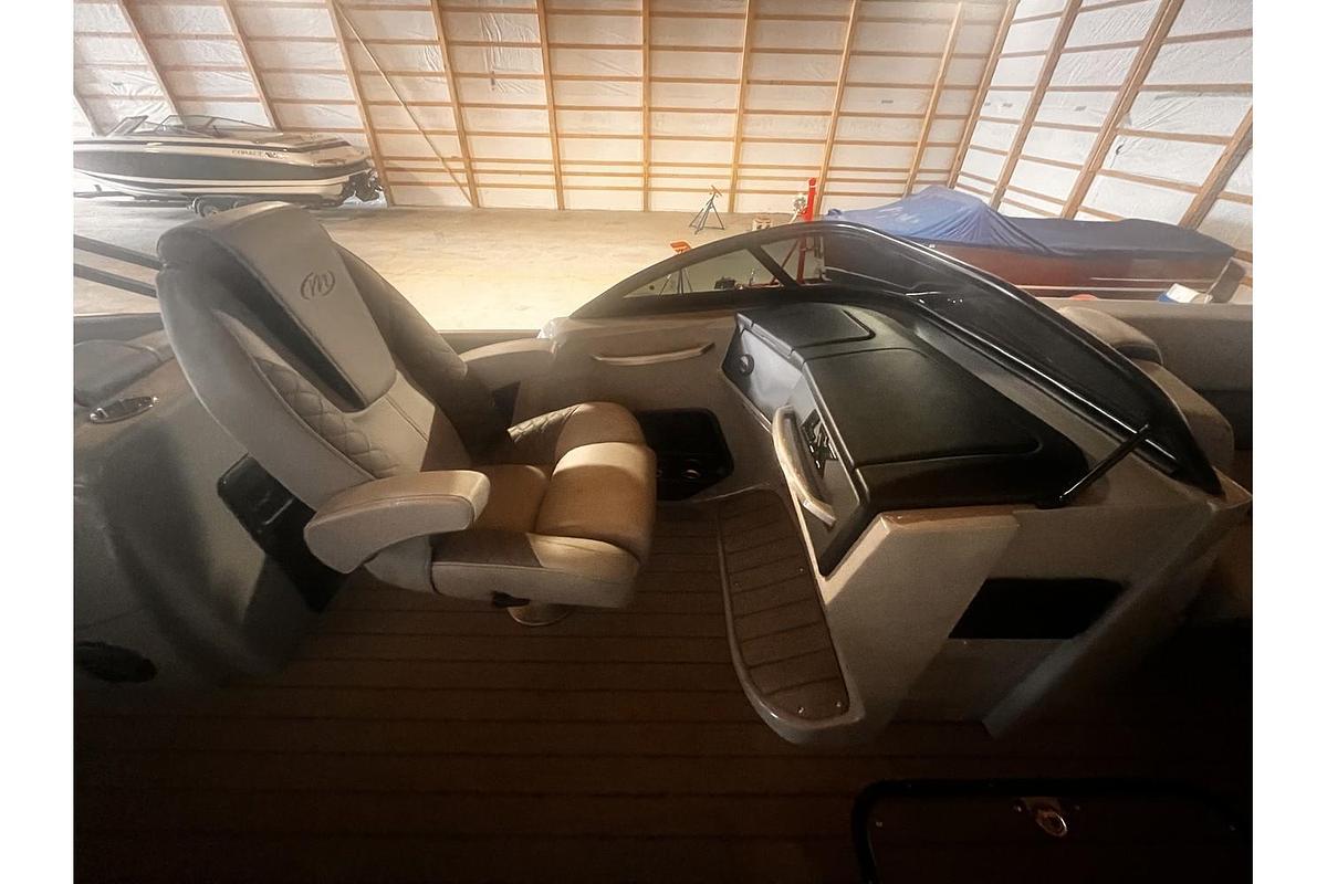 2025 Manitou LX 25' Rear Facing X-treme Windshield (RFXW) Tritoon