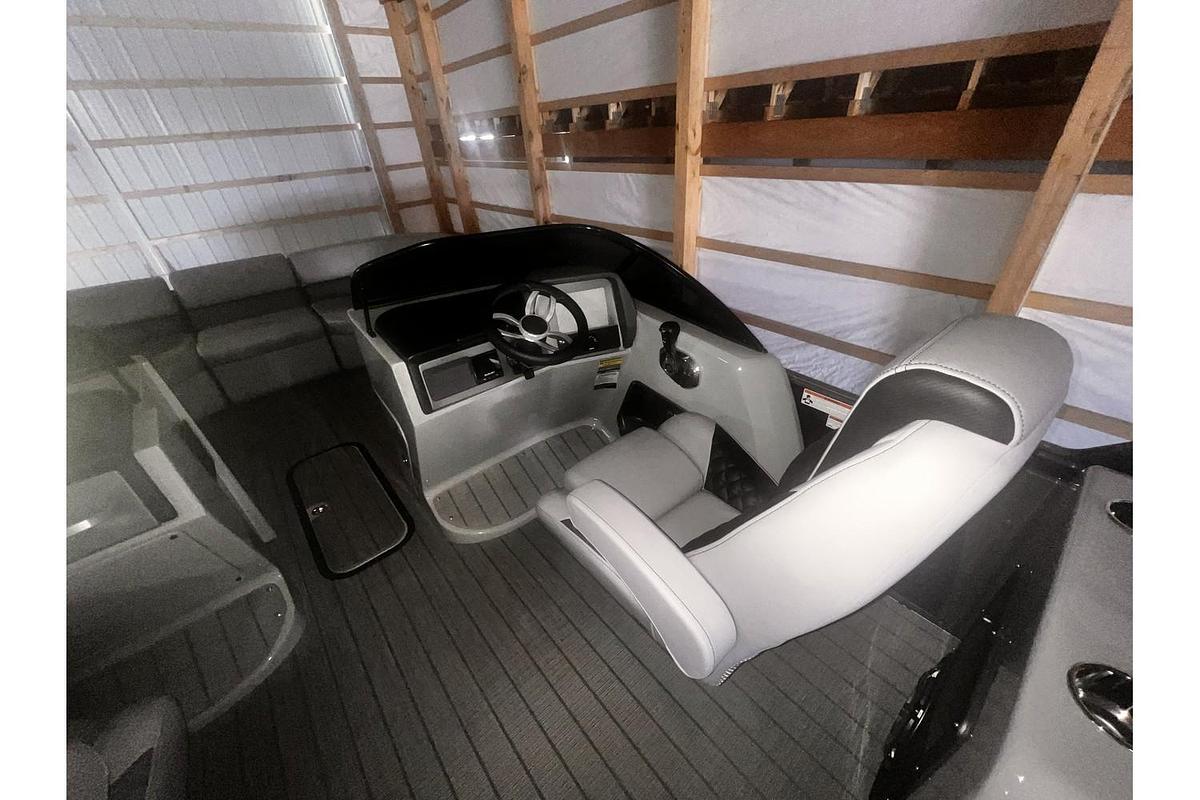 2025 Manitou LX 25' Rear Facing X-treme Windshield (RFXW) Tritoon