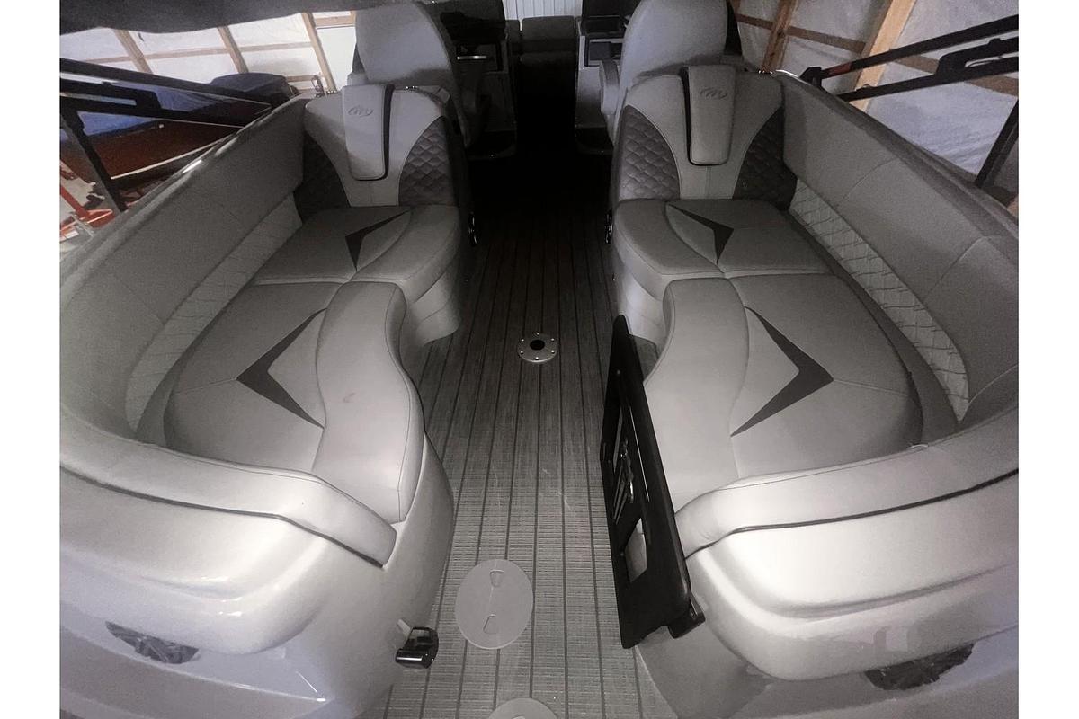 2025 Manitou LX 25' Rear Facing X-treme Windshield (RFXW) Tritoon