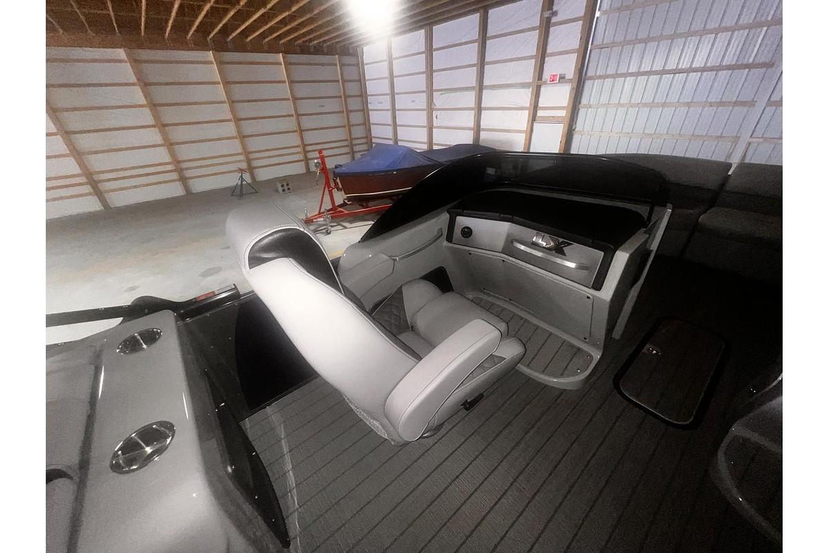 2025 Manitou LX 25' Rear Facing X-treme Windshield (RFXW) Tritoon