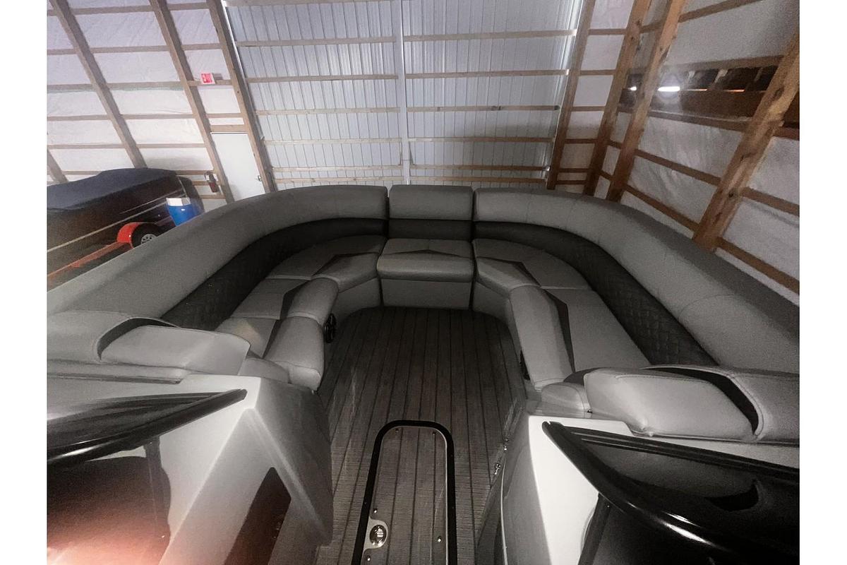 2025 Manitou LX 25' Rear Facing X-treme Windshield (RFXW) Tritoon