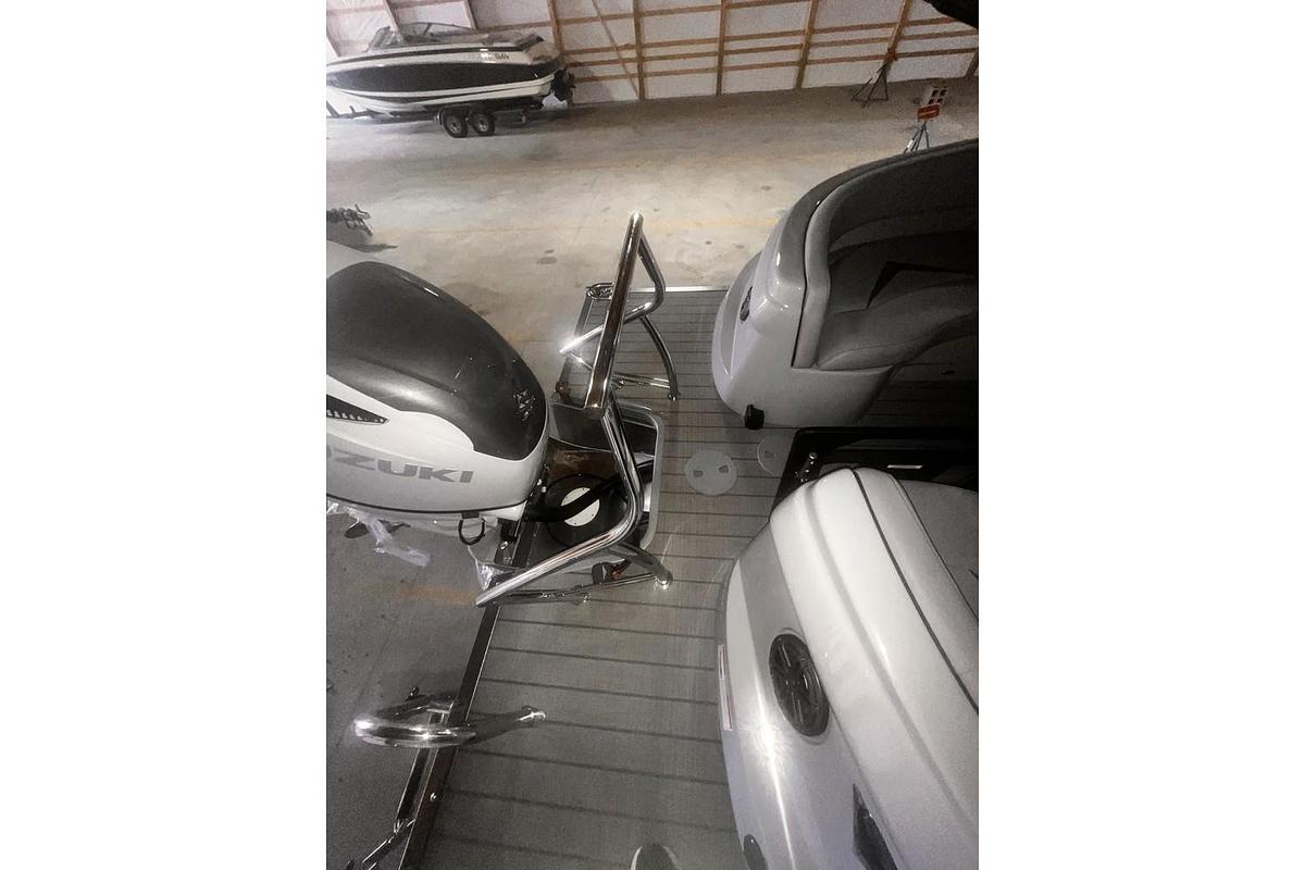 2025 Manitou LX 25' Rear Facing X-treme Windshield (RFXW) Tritoon