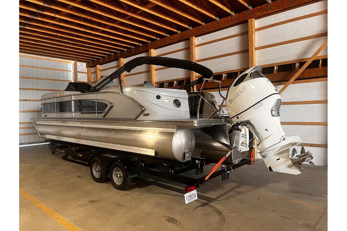 2025 Manitou LX 25' Rear Facing X-treme Windshield (RFXW) Tritoon