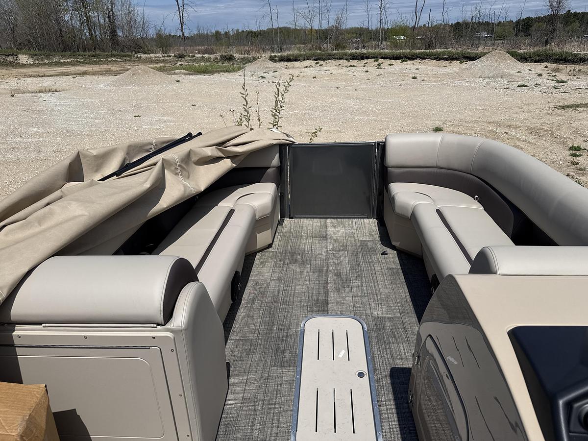 2026 Bentley Pontoons Legacy 243 Cruise