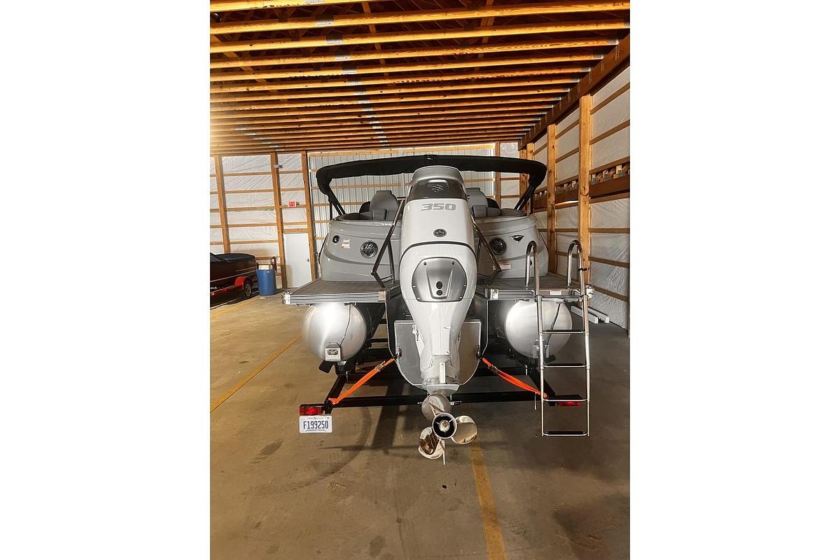 2025 Manitou LX 25' Rear Facing X-treme Windshield (RFXW) Tritoon