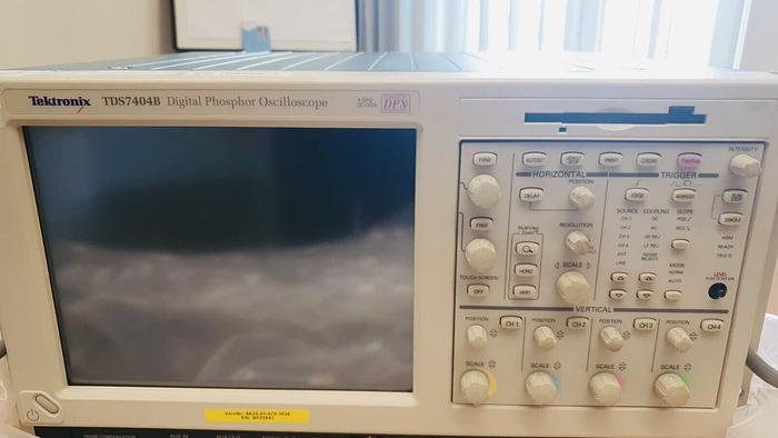 Used Tektronix TDS7404B Digital Phosphor Osciloscope , tds 7404B + 4 x TCA-BNC