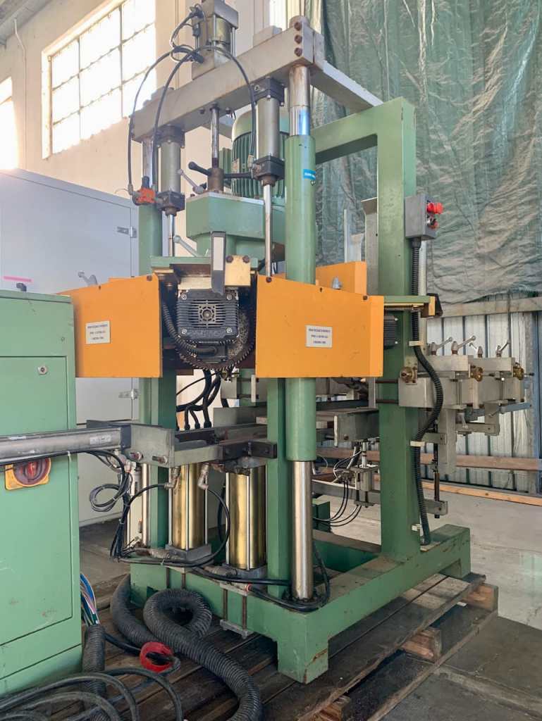 Used Troncatrice Fresatrice marca Camam, automatica, per pannelli di sedile per sedia o componenti simili