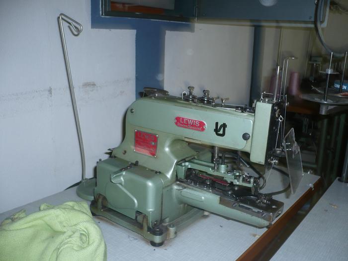 Gebraucht Knopfannähmaschine LEWIS 200-1 2+4-loch, Ösen