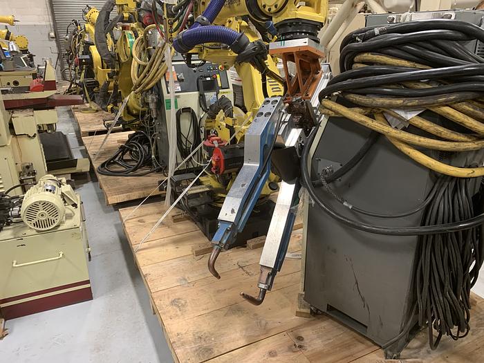 Used FANUC R2000iB/210F 210KG X 2655MM REACH 6 AXIS CNC ROBOT W/R30iA CONTROLS WITH ARO SERVO GUN