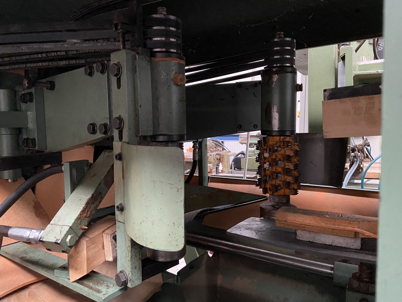 Usato Fresatrice idraulica, semiautomatica, a 2 teste, con caricatore