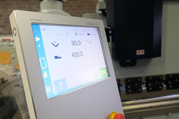 UZMA B Series synchro CNC press brakes b model 3 Axis CNC control