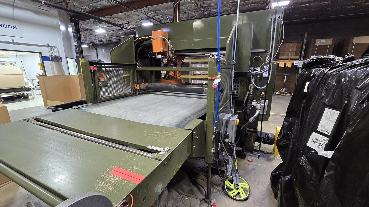 Used ATOM MODEL S-530-CN-BP AUTOMATIC BELT FED TRAVELING HEAD DIE CUTTER