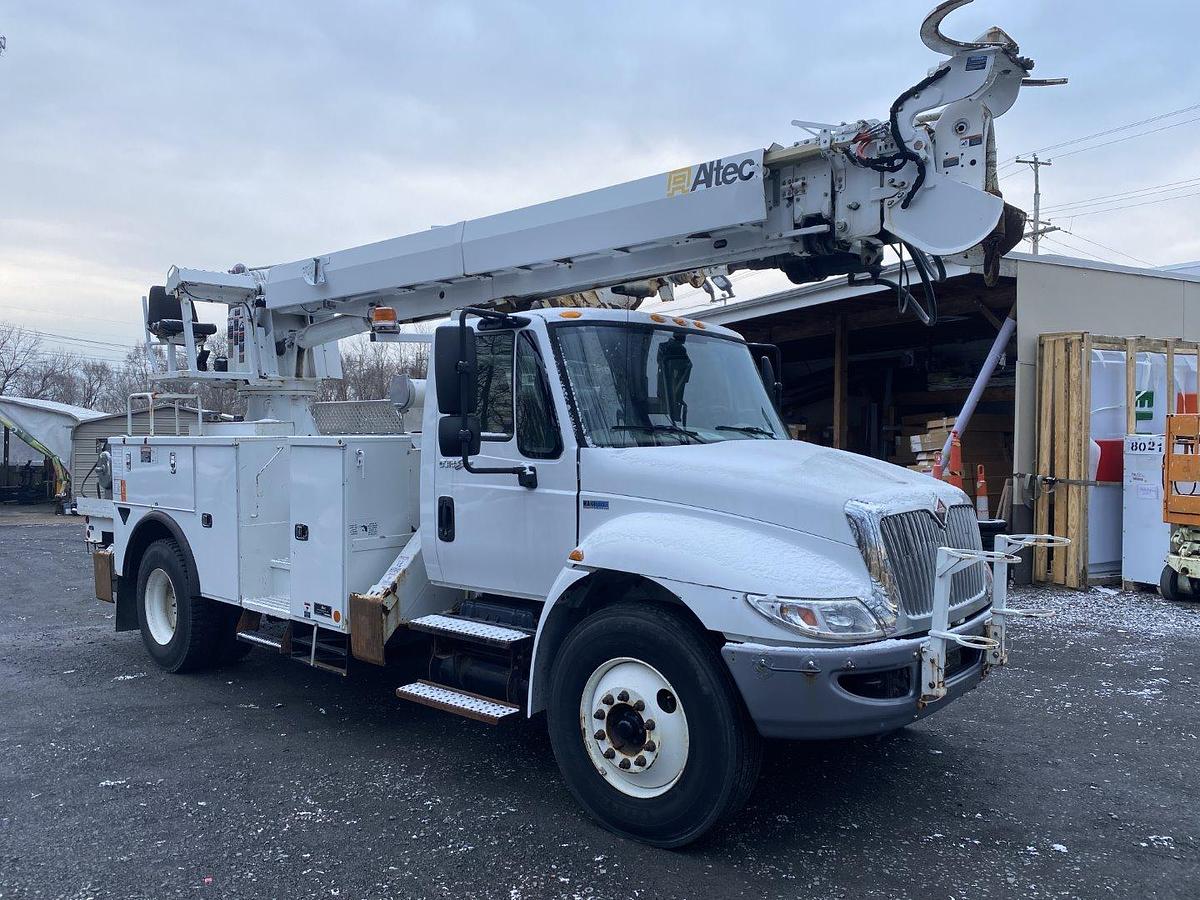 Used Altec DC47-TR Digger Derrick on 2014 International 4300 Reg Cab Utility Truck - M80826